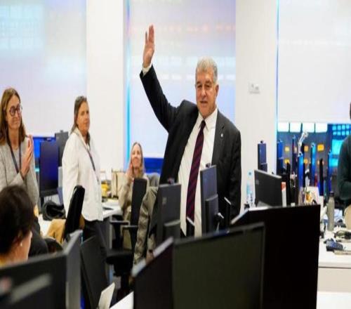 阿利森赛场,跪地致意,温情拥抱轮,V体育官网,VSPORTS,V体育中国官网,VSports体育平台,V体育服务