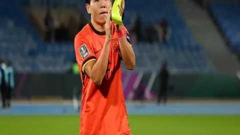 滕哈格续约争议：去年决策失误造成损失，拉爵公开道歉