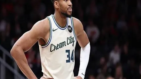 奈特远投三分命中，李添荣快速反击还以三分炮